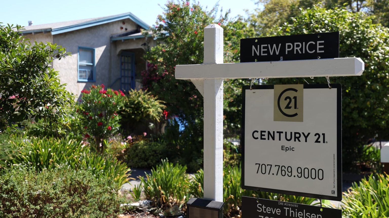 Mortgage Demand Falls 6% as Homebuyers Hesitate