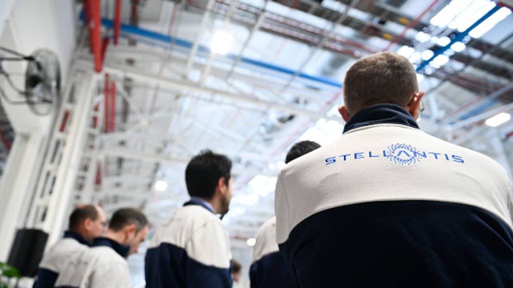 Stellantis Projects Revenue Growth in 2025 Following 70% Profit Decline