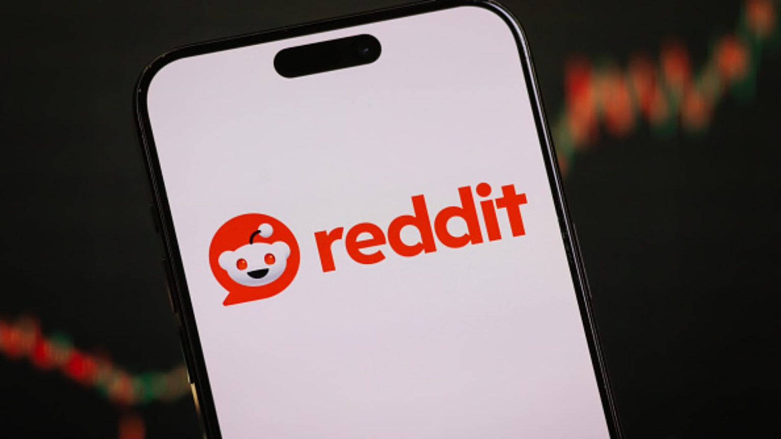 Stocks with Notable After-Hours Moves: RDDT, HOOD, BROS, MGM