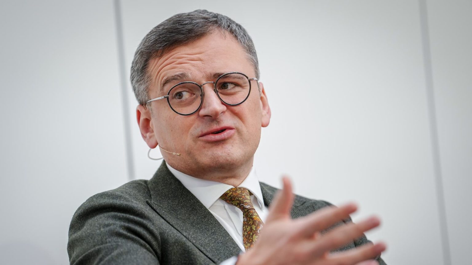 Former Foreign Minister Claims Trump Indifferent to Ukraine's Fate
