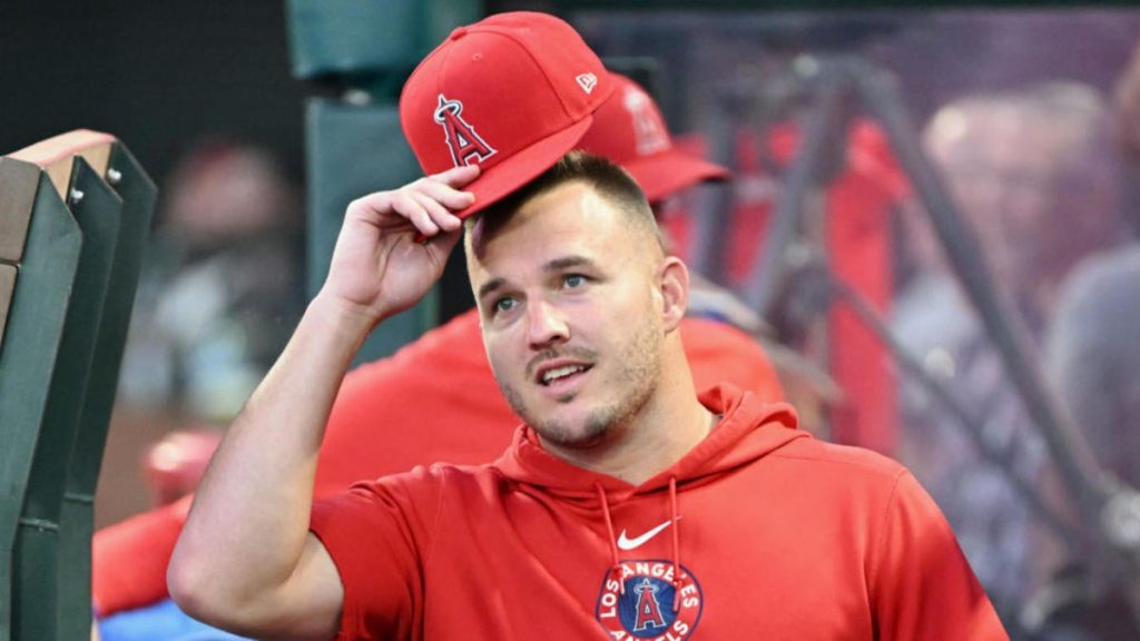Trout and Freeman Gift Memorabilia to Young Fans After LA Wildfires к