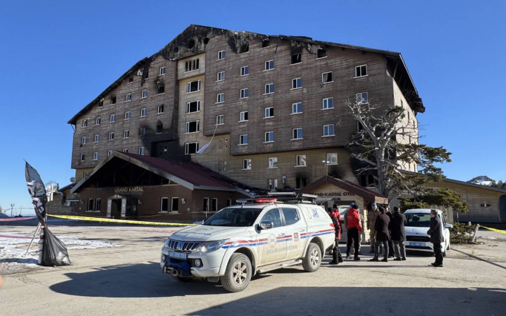 Kartalkaya Hotel Staff Struggle to Locate Fire Extinguishers During Blaze