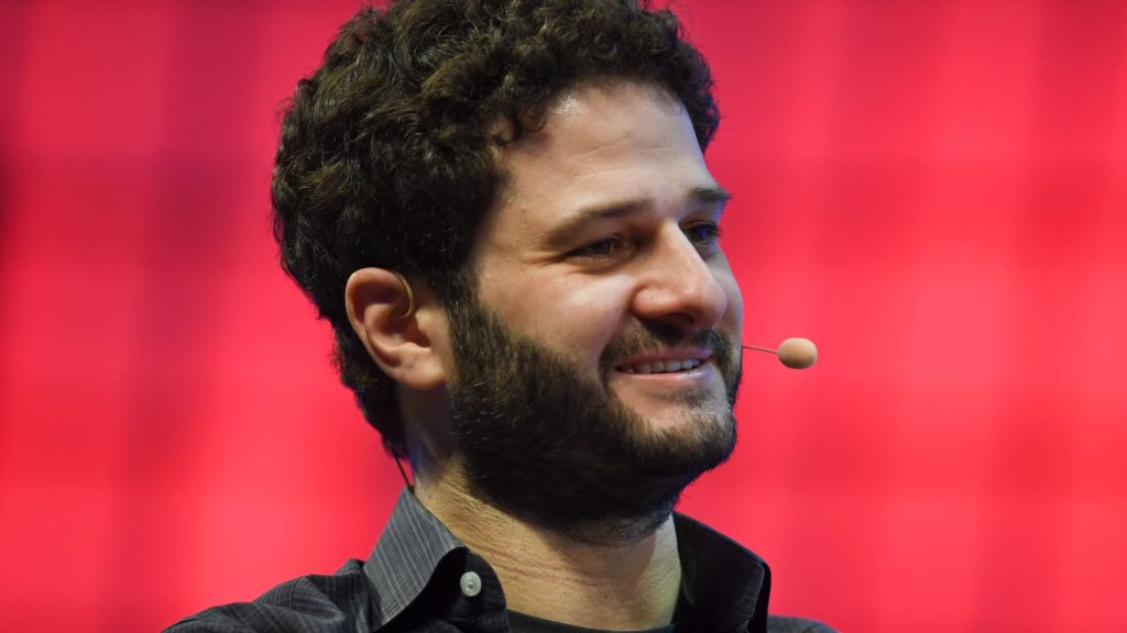 Asana CEO Announces Retirement, Shares Drop 25%
