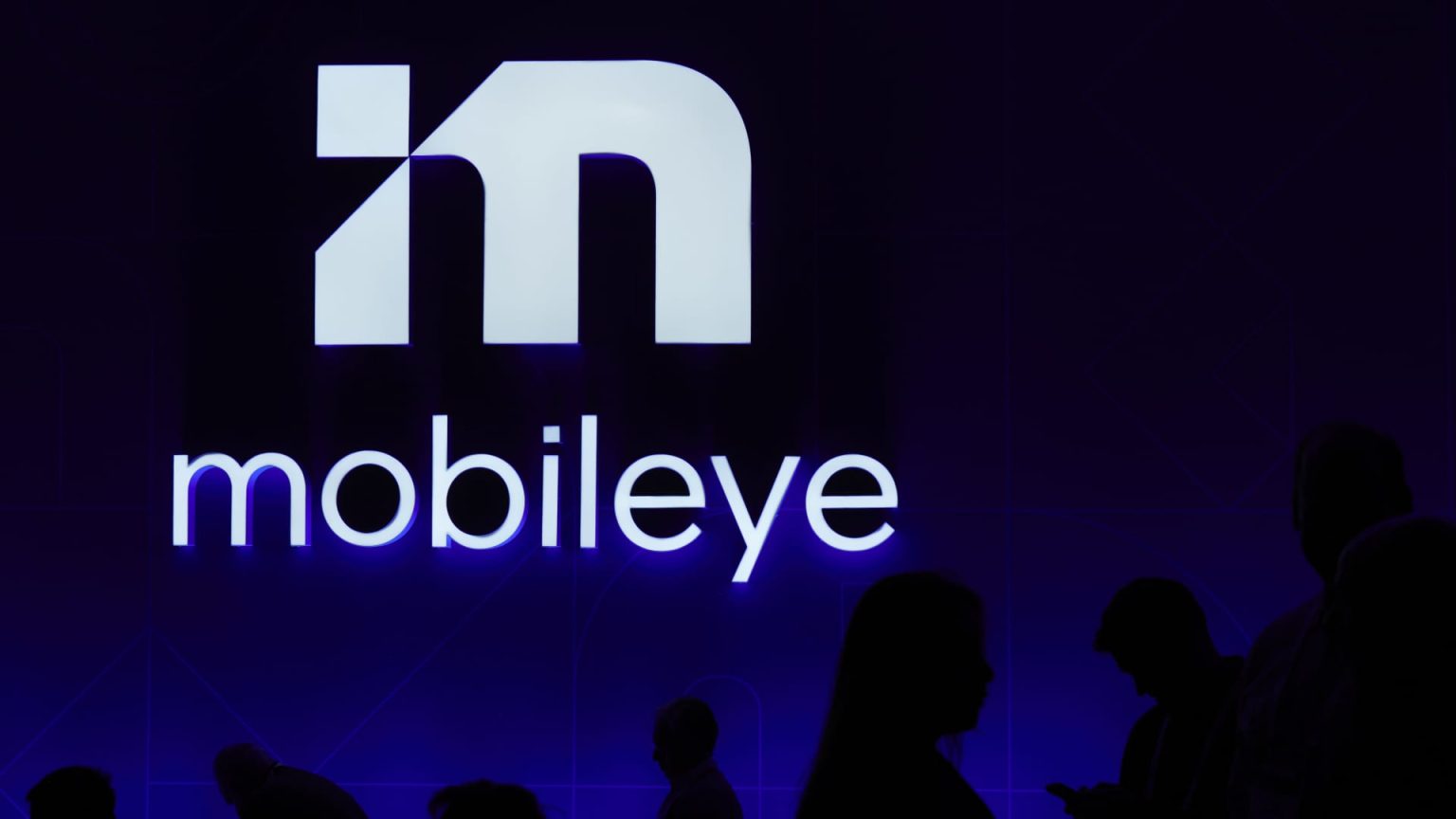 Market Analysis: Tech Stocks MBLY, DJT, and CRWD Show Diverse Trends
