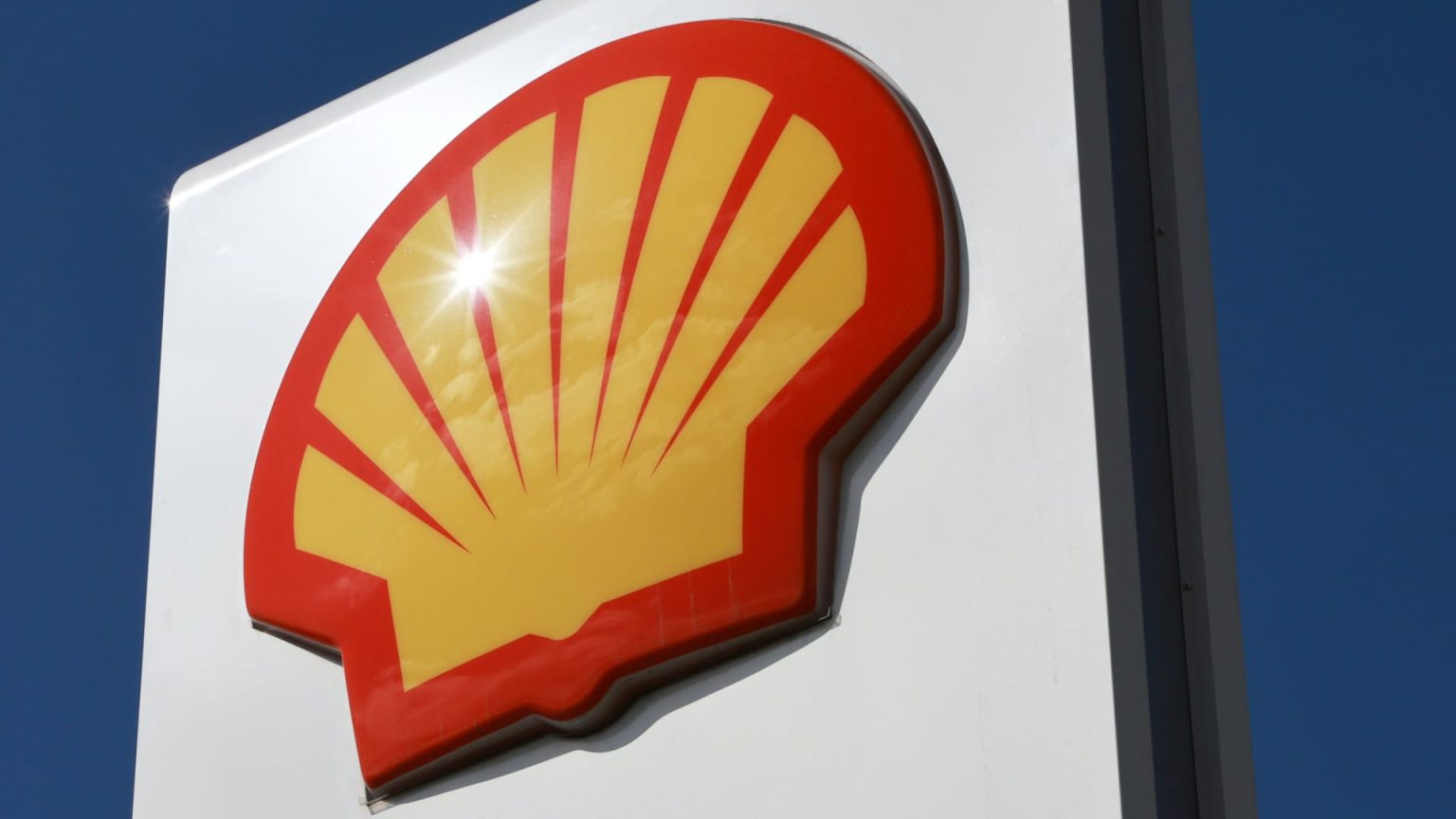 Shell Commits to Increasing Shareholder Returns While Expanding LNG Investments