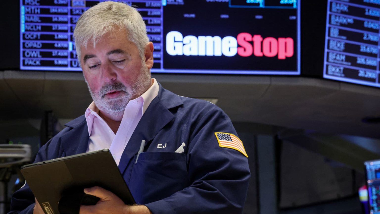 GameStop Shares Fall Amid Planned Debt Issuance for Bitcoin Acquisition