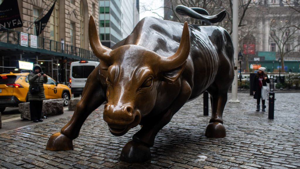Experts Warn of Risks in Trading Hot Tech Stocks