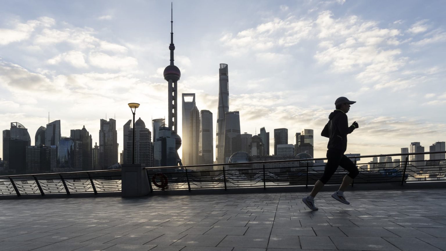 Wall Street Highlights Safer Investment Strategies Amid Ongoing Risks in China