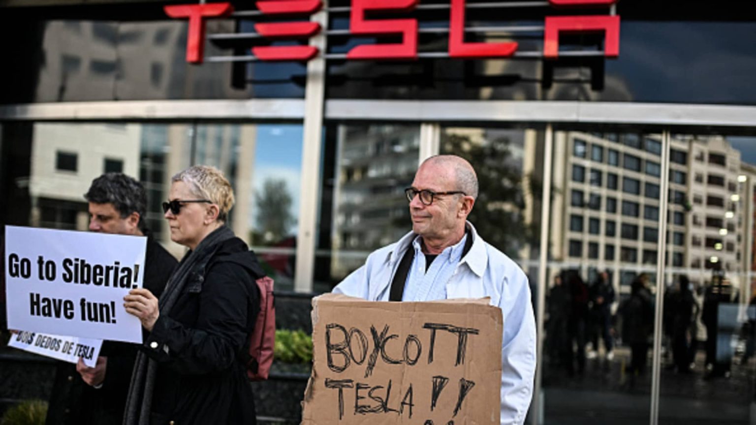 Tesla Shares Experience Largest Decline in Five Years, Plummeting 15%