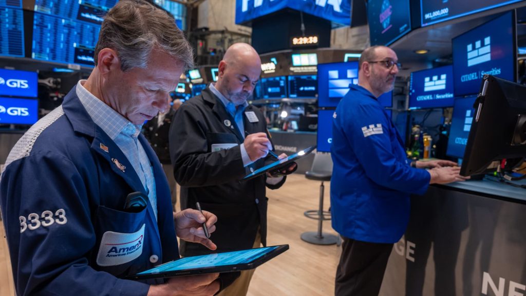 Wall Street Bull Lowers S&P 500 Target Citing Tariff Impacts