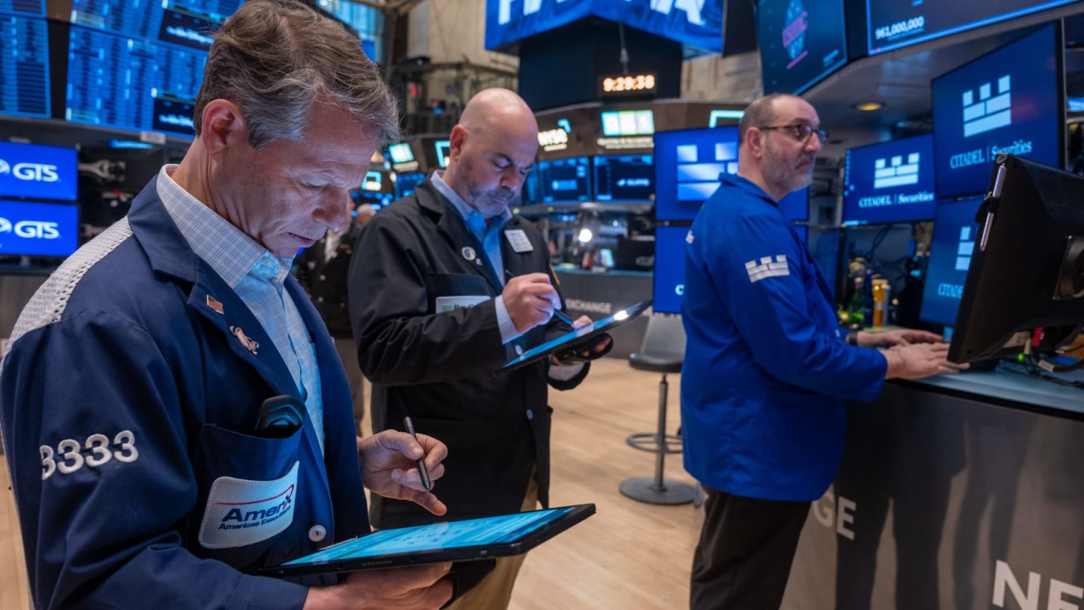 Wall Street Bull Lowers S&P 500 Target Citing Tariff Impacts Wall Street Bull Lowers S&P 500 Target Citing Tariff Impacts