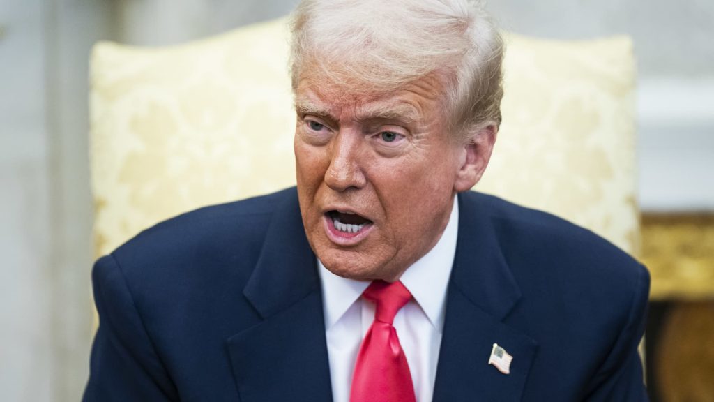 Trump Calls for Fed Rate Cuts to Support Economy Amid Tariff Transition