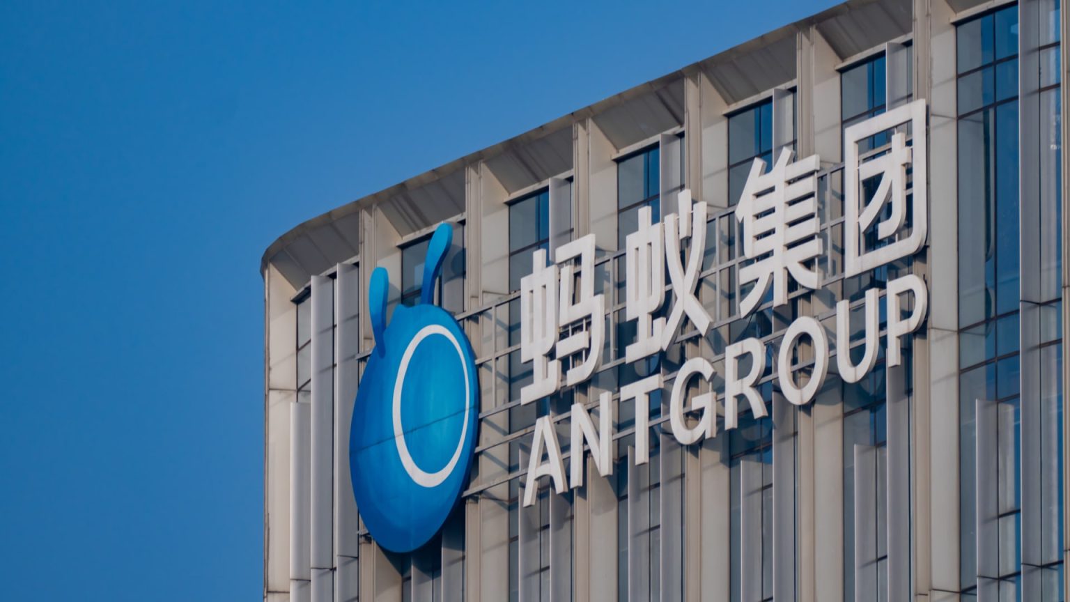 Ant Utilizes Chinese and U.S. Chips to Reduce AI Costs