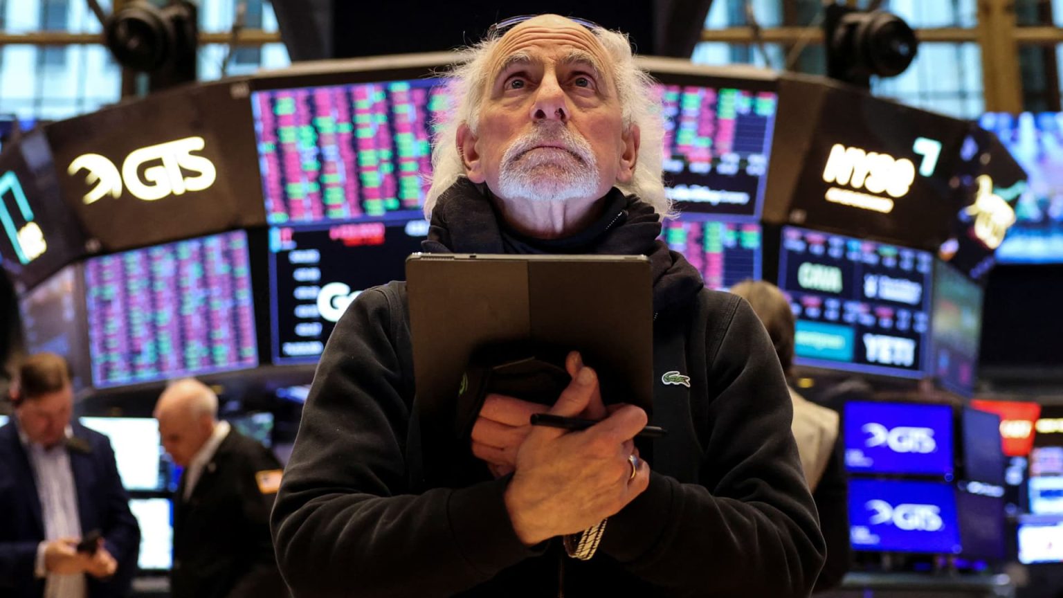 Hedge Funds Adopt Defensive Strategies Amid Tariff Uncertainty