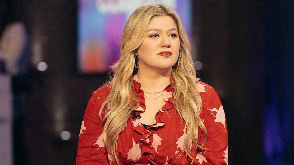 Kelly Clarkson Shares Feelings of Loss in Cryptic Message