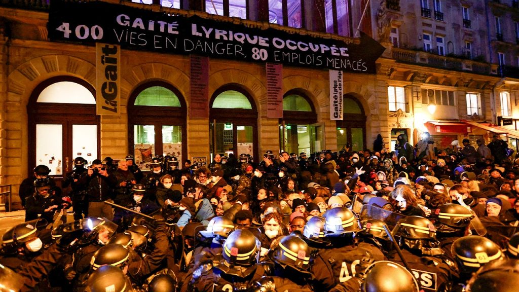 Clashes Erupt as Migrants Evicted from Paris Theater