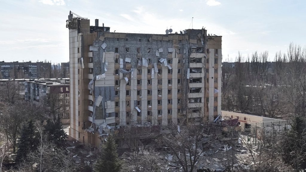 Ukrainian Town Faces Russian Attack Amid Shift Towards Peace Efforts