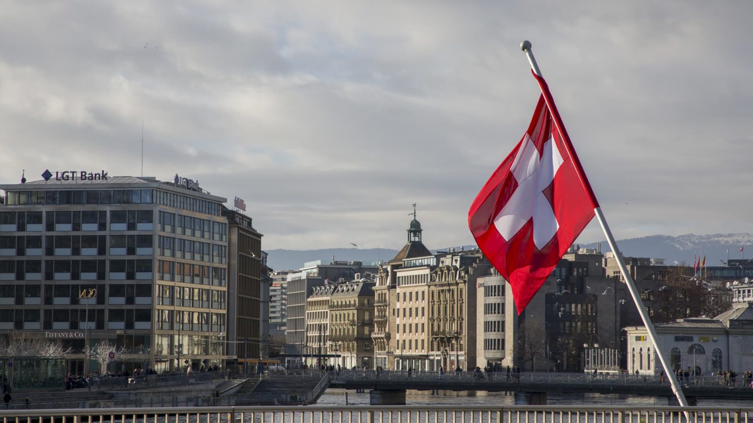 Rich Americans Turn to Swiss Bank Accounts Amid U.S. Economic Concerns