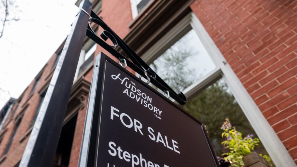 Mortgage Rates Exceed 7% Amid Tariff Impact on Bond Market