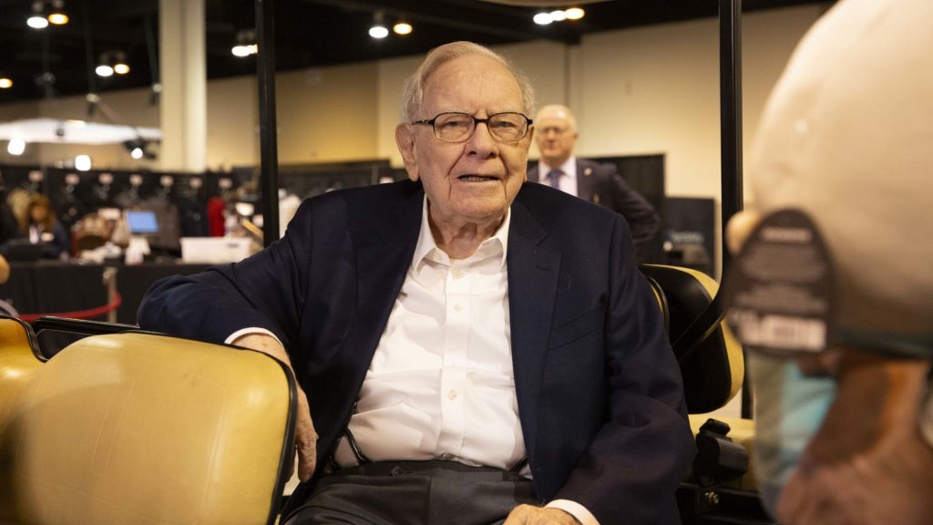 Warren Buffett's Top Stock Picks Now Offer Income Bonuses for Investors