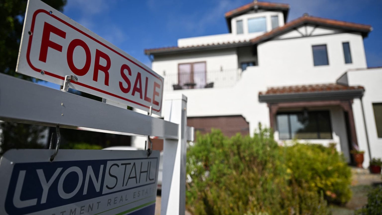 Mortgage Rates Drop Amid Tariffs, Yet Housing Costs Remain Elevated