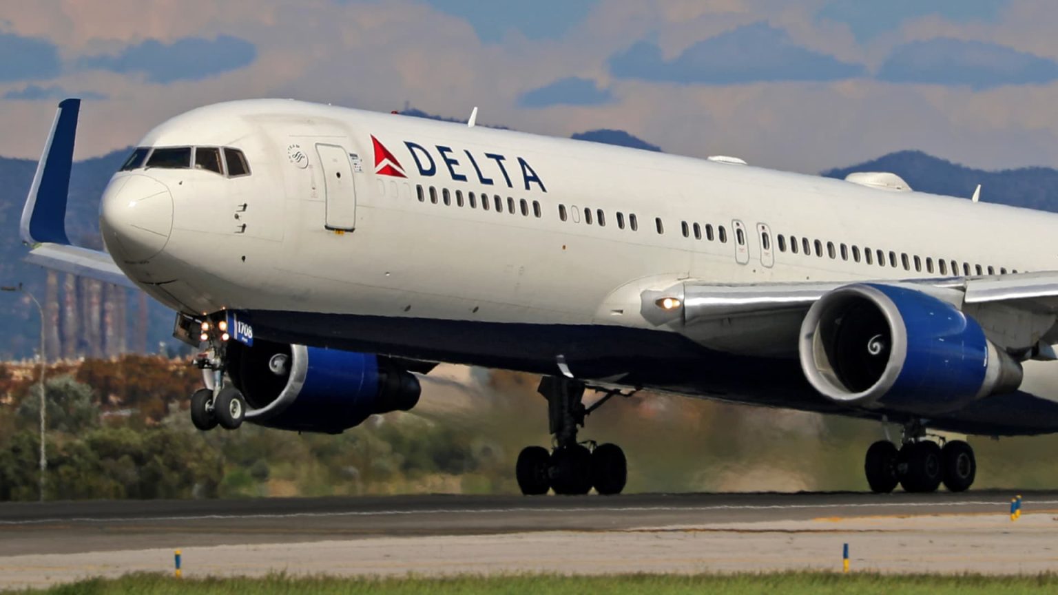 Airlines Anticipate 2025 Outlook Cuts Amid Declining Travel Demand