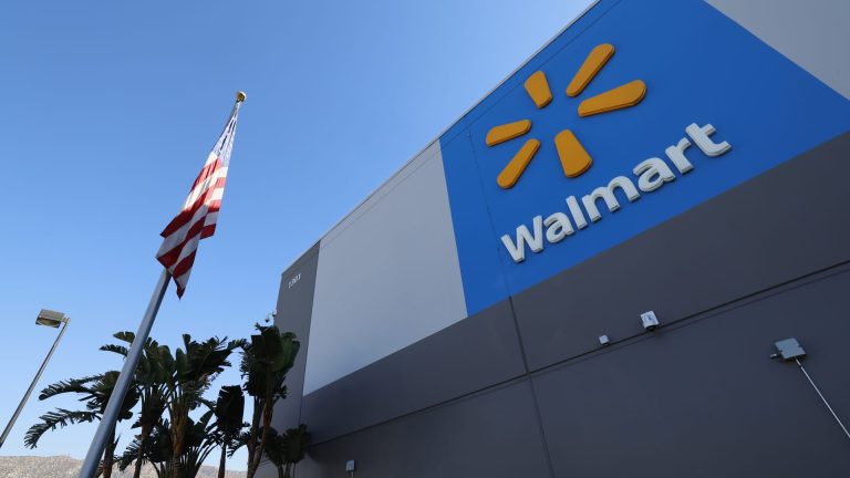 Walmart Suspends Q1 Guidance Amid Trump Tariffs