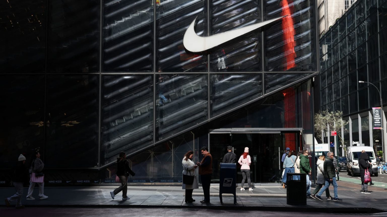 Stock Market Update: Key Movements in Nike, Apple, Ford, and Deckers