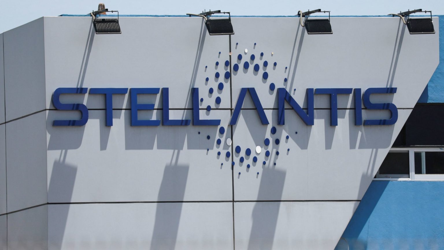 Stellantis Suspends 2025 Guidance Amid Uncertainty Over Tariffs