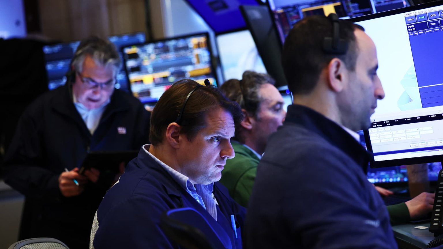 Hedge Funds Increase Record Short Bets on Stocks Amid Market Uncertainty