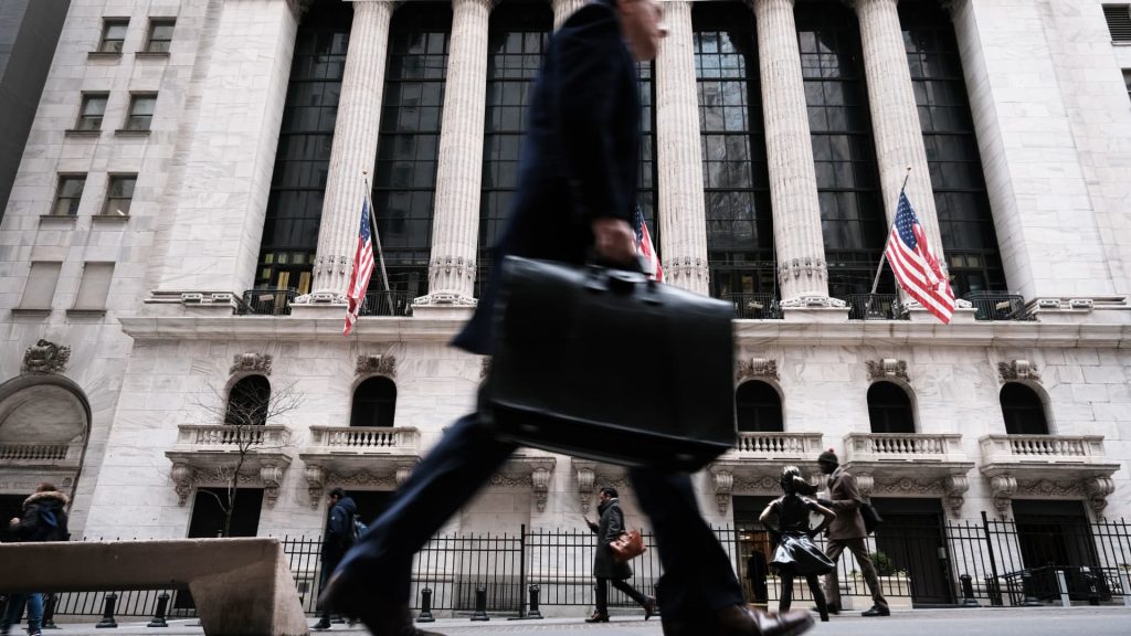 Affluent Investors Stockpile Cash, Gold, and Family Trusts Amid Market Turmoil