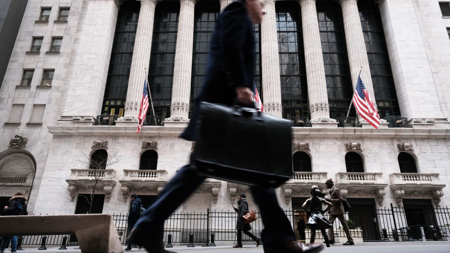 Affluent Investors Stockpile Cash, Gold, and Family Trusts Amid Market Turmoil