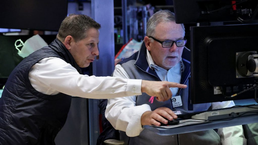 Anti-Tech Strategy Emerges as S&P 500 Faces Momentum Loss