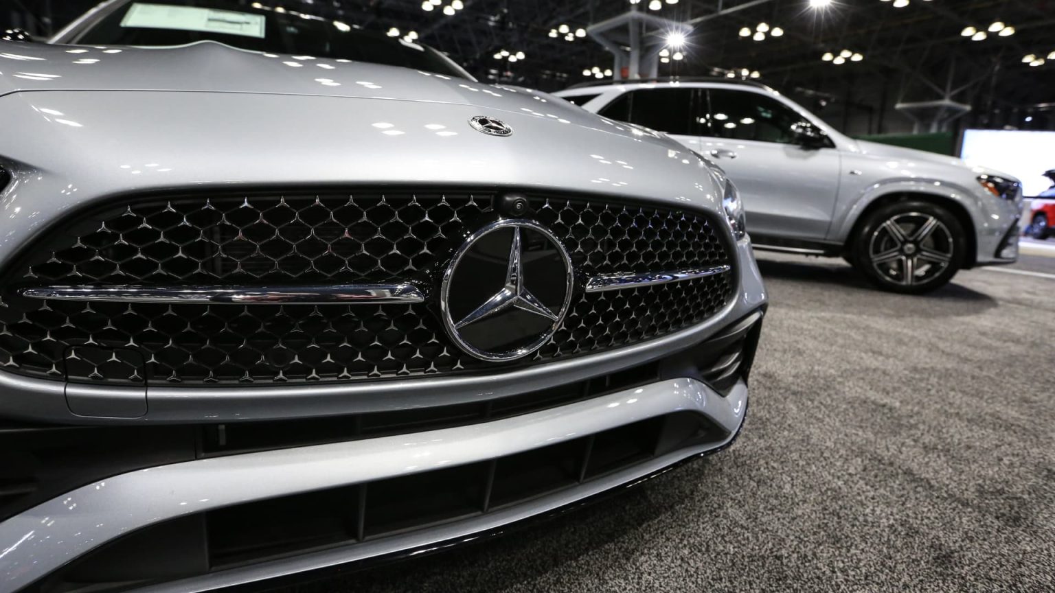 Auto Industry Faces Uncertainty as Major Companies Withdraw Guidance Amid Tariff Turmoil
