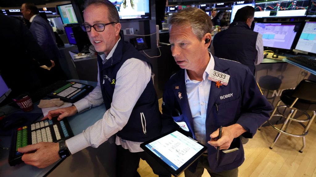S&P 500 May Fall to 3,700 Amid Mild Recession, According to Analysts