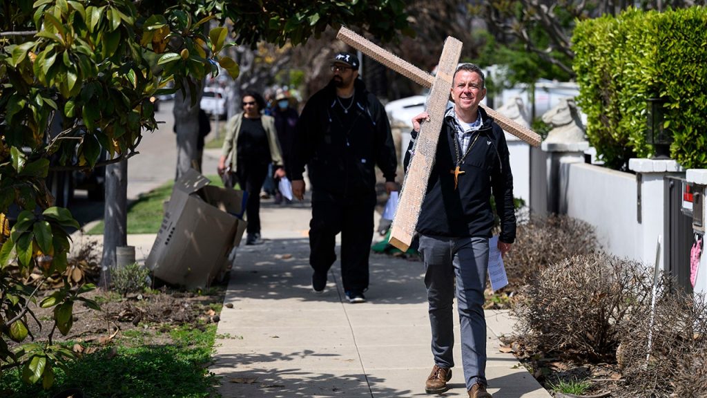 Congregants Visit Site of Destroyed Church for Easter Commemoration