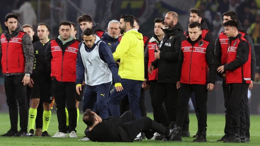 Mourinho Clashes with Opposing Coach After Heated Fenerbahce-Galatasaray Match