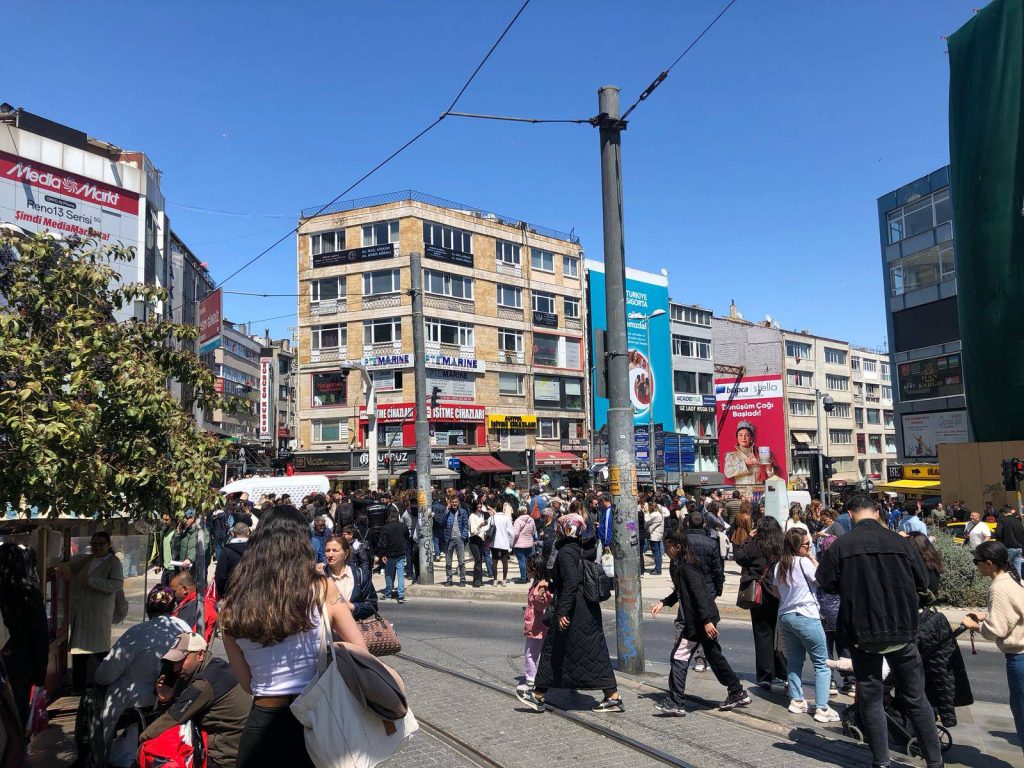 Powerful Earthquake Hits İstanbul, Leaving Over 150 Injured from Falling and Jumping from Buildings