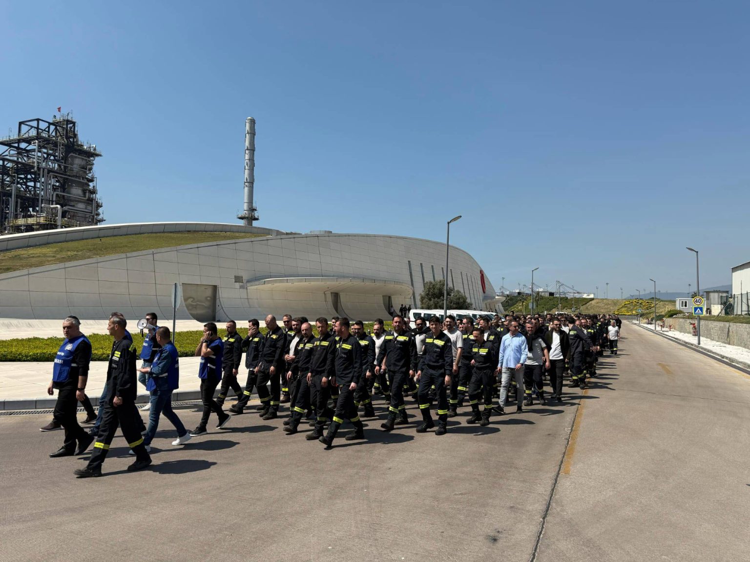 Fenerbahçe Workers Intensify Wage Protests Amid High Executive Salaries Fenerbahçe Workers Intensify Wage Protests Amid High Executive Salaries