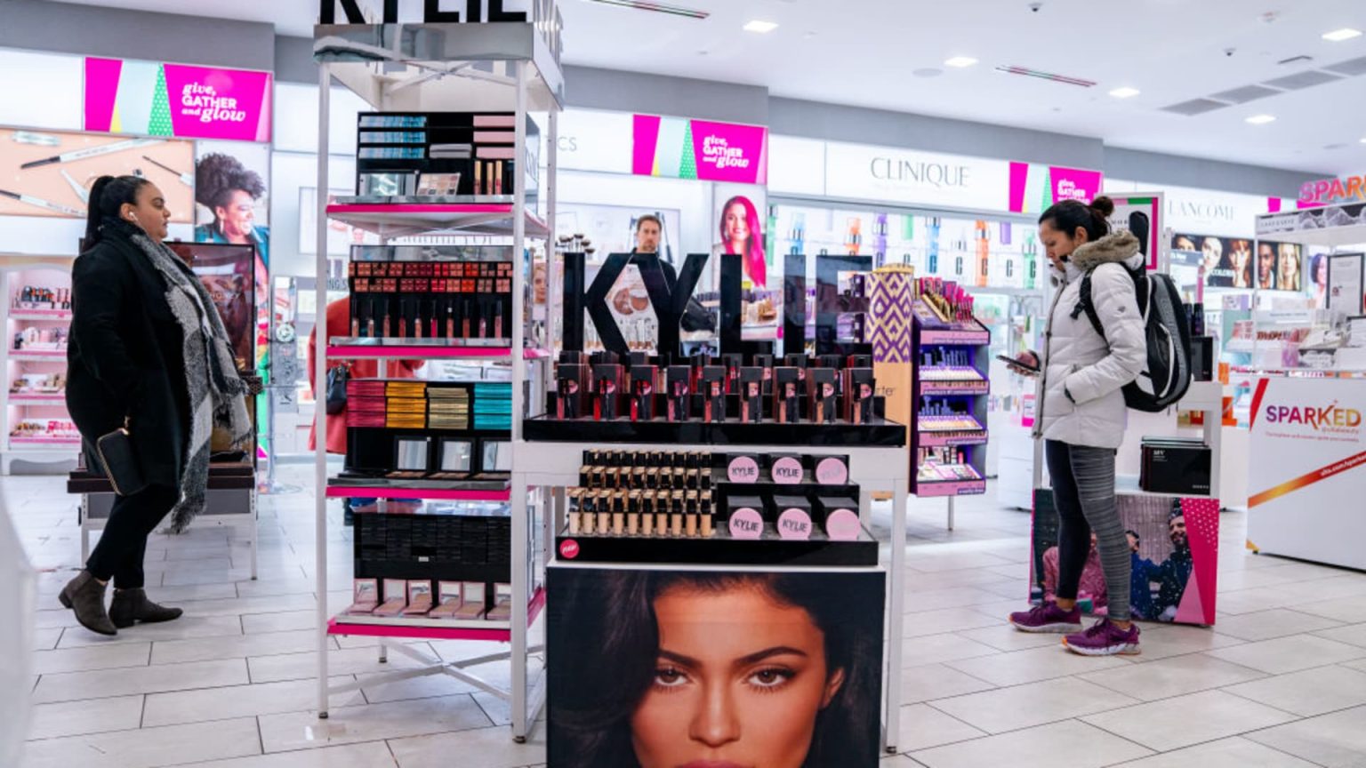 Deutsche Bank Withdraws Support for Beauty Supplier Due to Tariff Issues