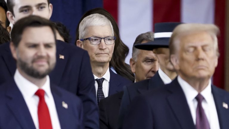Trump Discusses China Tariff Rollback with Apple and Google CEOs