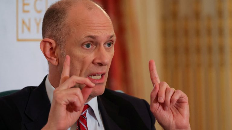 Fed Delays Rate Decisions Amid Trade Policy Uncertainty, Says Goolsbee