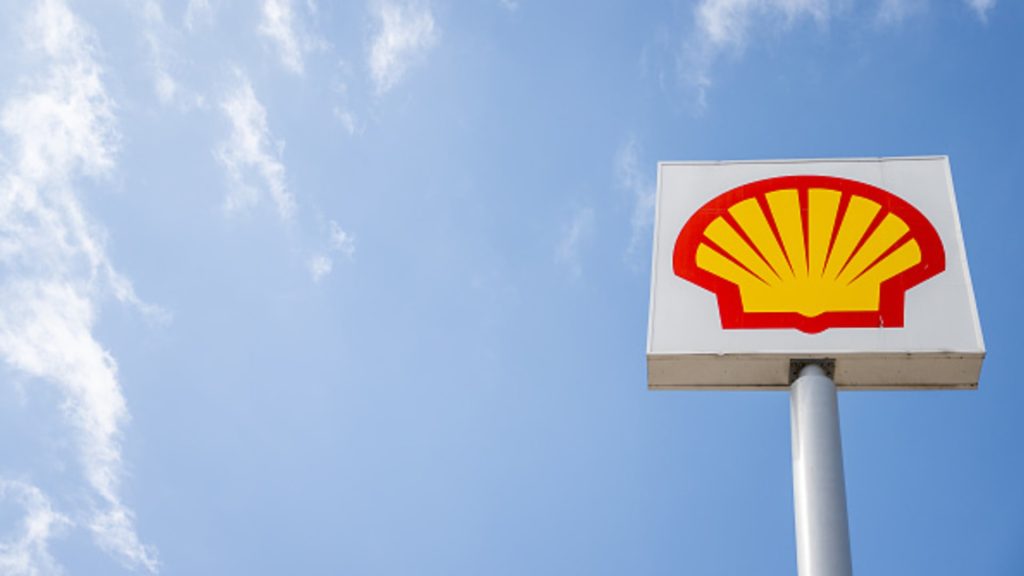 Shell Reports Significant Drop in First-Quarter Profit Amid Declining Oil Prices