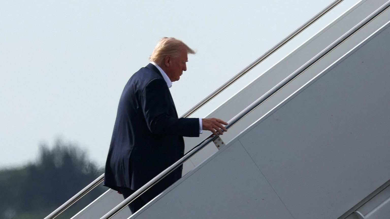 Trump Presents Qatar with Advanced Aircraft as Air Force One