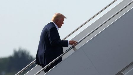 Trump Presents Qatar with Advanced Aircraft as Air Force One