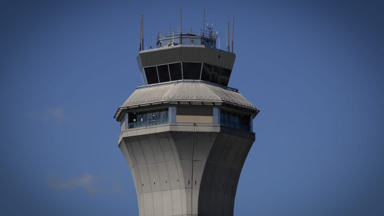 FAA Considers Flight Reductions at Newark After Major Disruptions