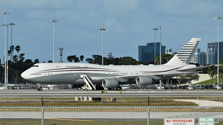 Trump Faces Criticism Over Acceptance of Luxury Jet from Qatar
