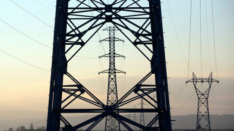 Experts Debate Necessity and Risks of European Supergrid Following Iberian Blackout