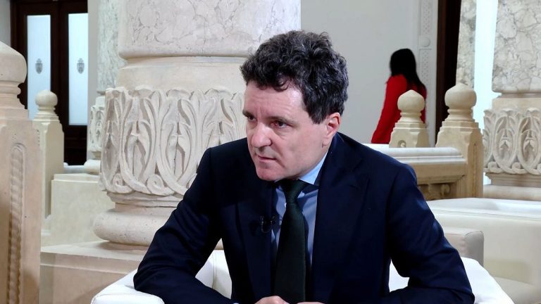 Presidential Hopeful Advocates for Romania's Pro-Western Stance