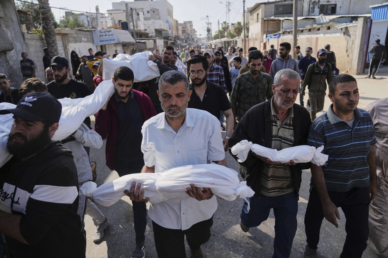 Gaza Aid Stalled as Israeli Strikes Claim 82 Lives Amid Famine Fears